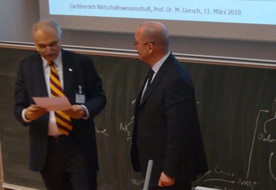 Peter Lange, Kanzler der Freien Universität Berlin, überreicht E-Learning Preis an Prof. Dr. Martin Gersch